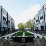Modern Townhome Near Downtown Walk To Cws!