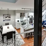 Modern Townhome Near Downtown Walk To Cws!
