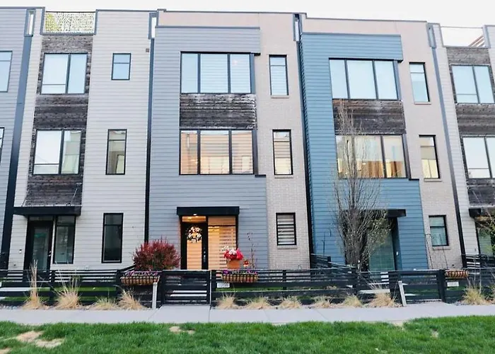 Modern Townhome Near Downtown Walk To Cws!