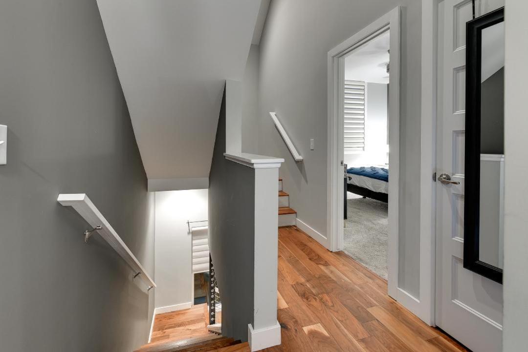 Casa de férias Modern Townhome Near Downtown Walk To Cws!