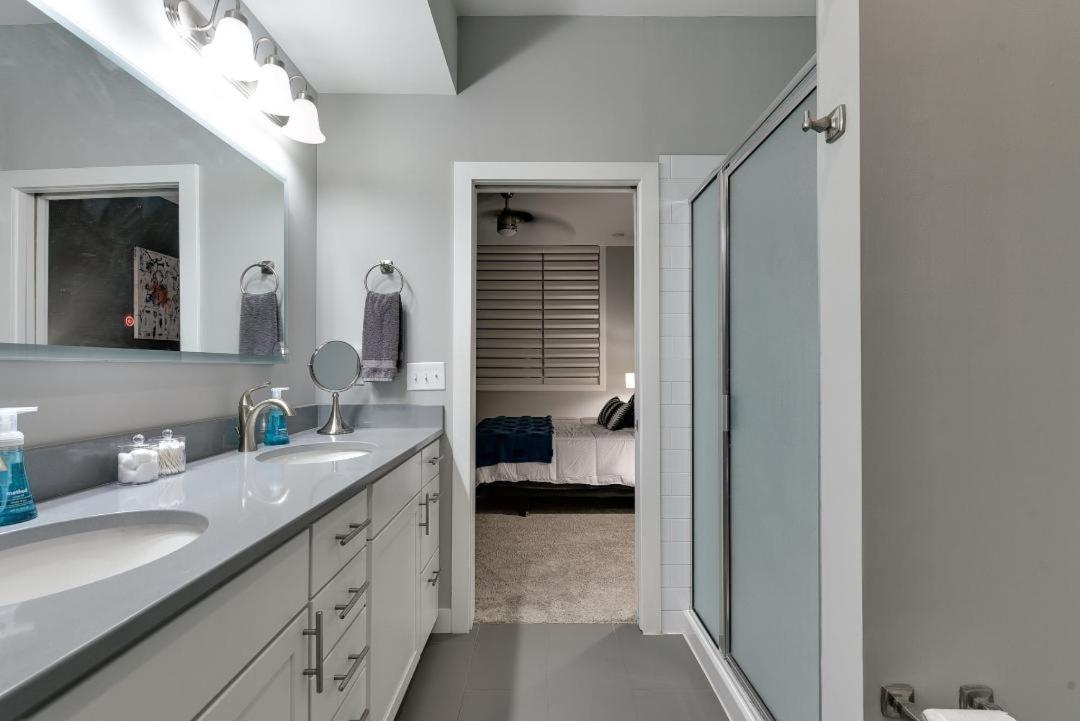 Casa de férias Modern Townhome Near Downtown Walk To Cws! *