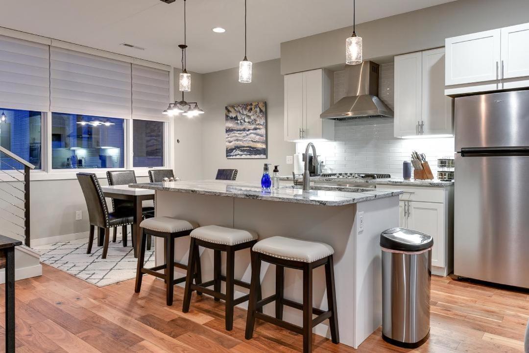 Casa de férias Modern Townhome Near Downtown Walk To Cws!