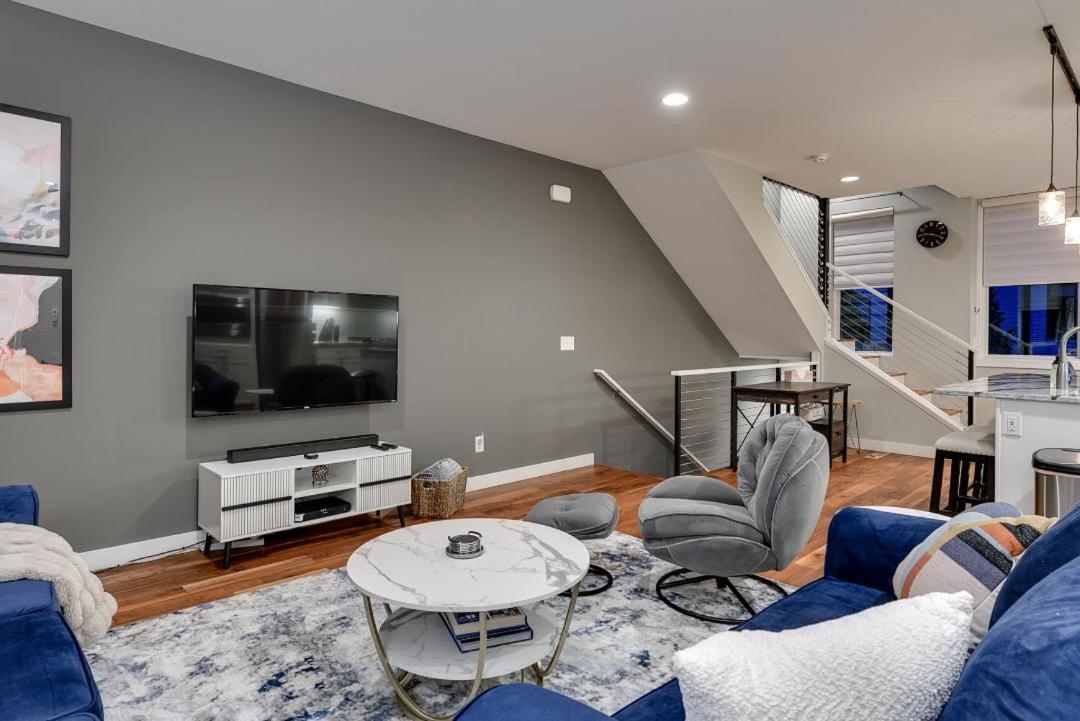Casa de férias Modern Townhome Near Downtown Walk To Cws! *