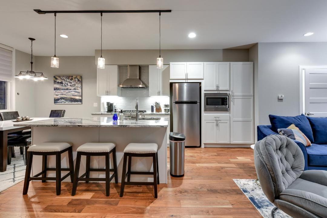 Casa de férias Modern Townhome Near Downtown Walk To Cws!