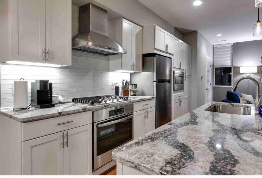 Modern Townhome Near Downtown Walk To Cws! *