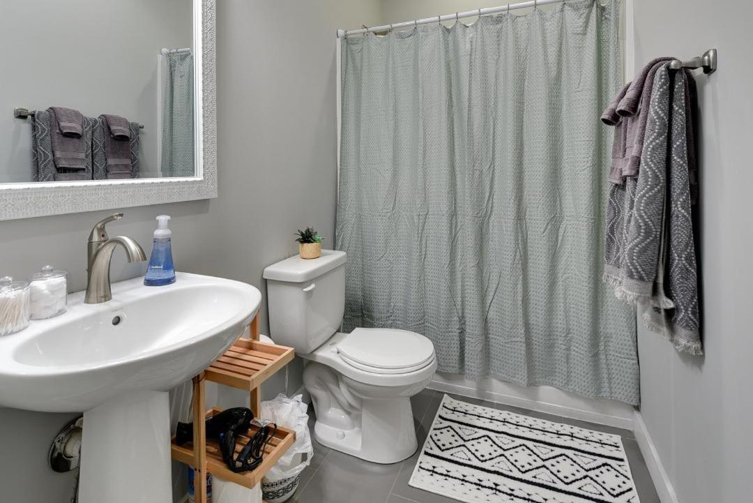 Modern Townhome Near Downtown Walk To Cws! Casa de férias *