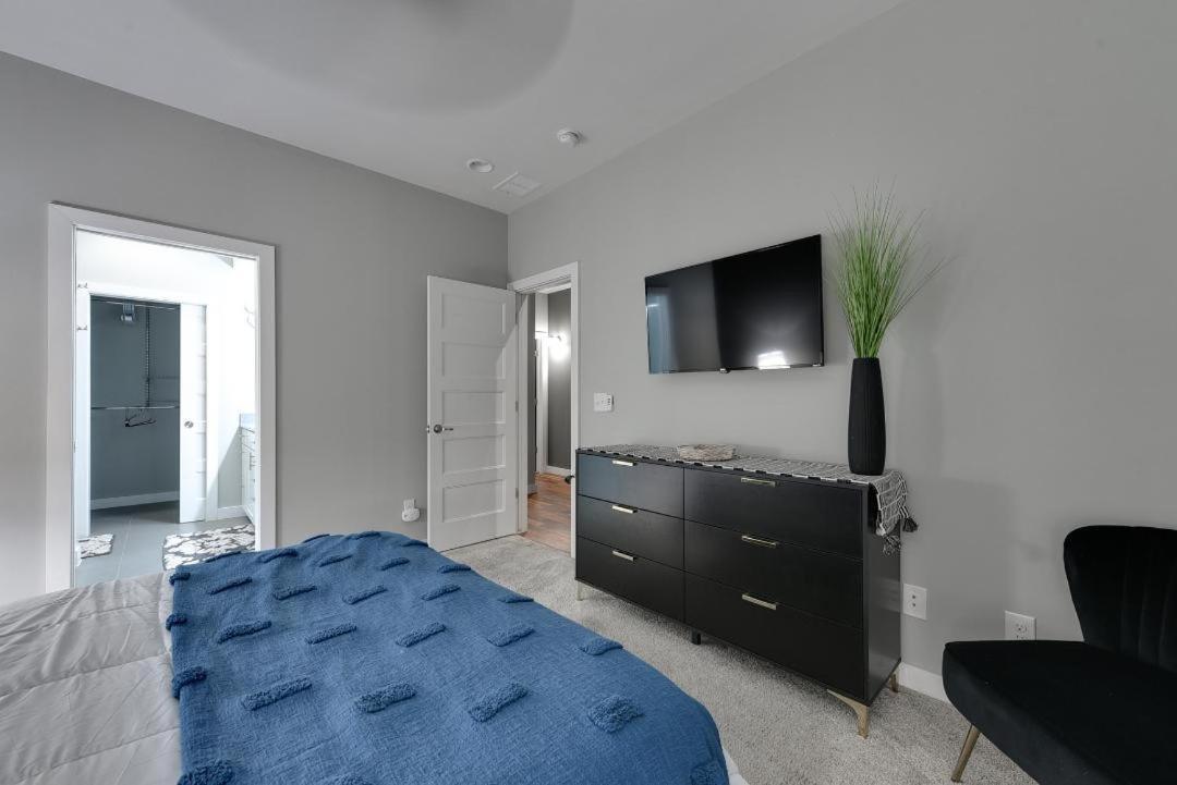 Modern Townhome Near Downtown Walk To Cws! Casa de férias