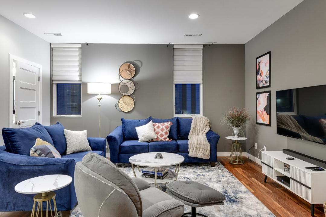 Casa de férias Modern Townhome Near Downtown Walk To Cws!